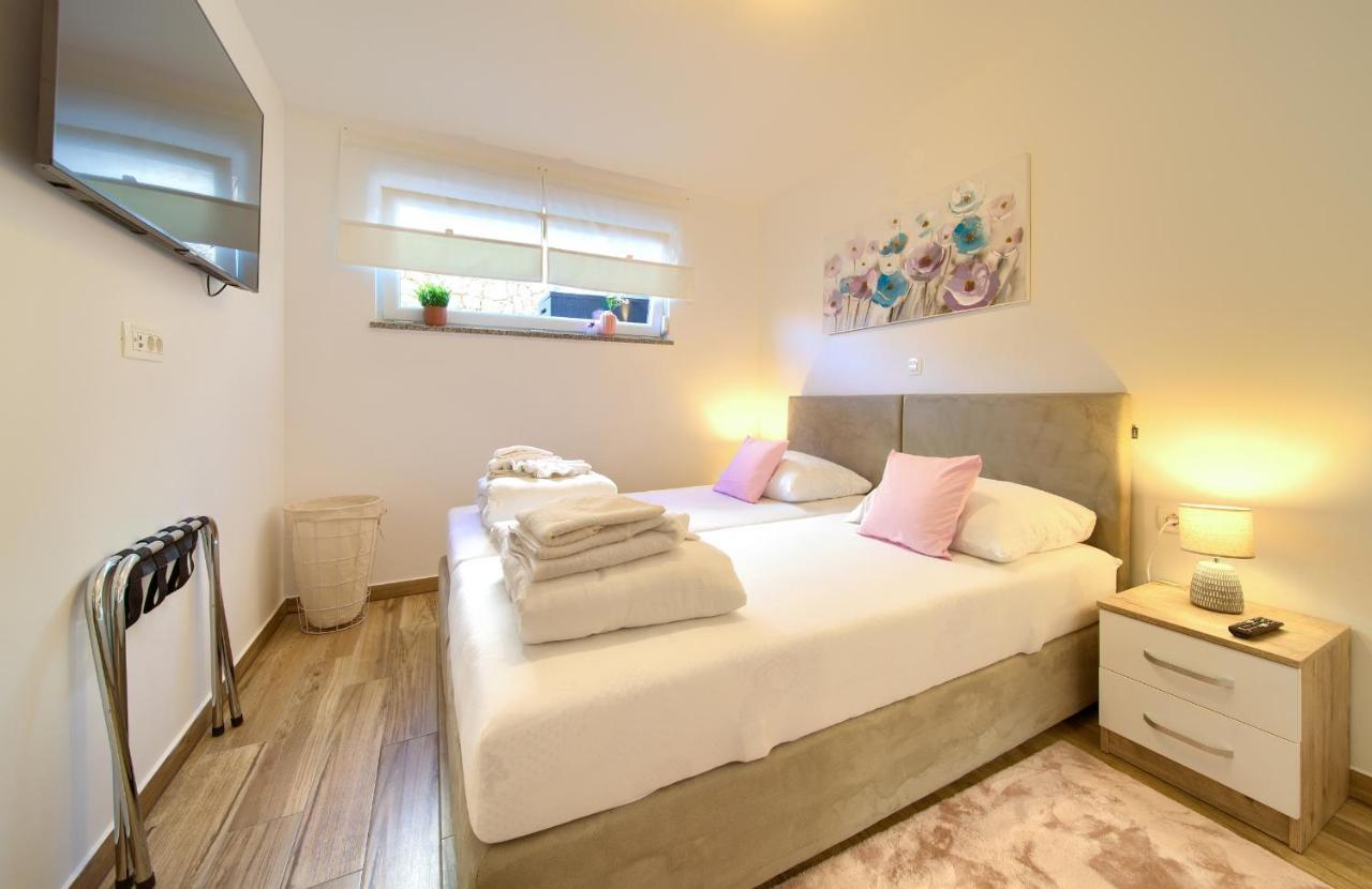 Villa Solis Lacus Modern Apartment - Private Heated Pool - Smart Tv Sky X - Free Parking Нивице Экстерьер фото