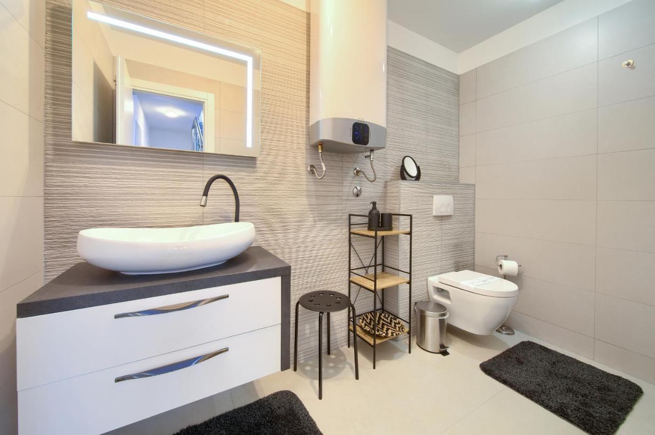 Villa Solis Lacus Modern Apartment - Private Heated Pool - Smart Tv Sky X - Free Parking Нивице Экстерьер фото